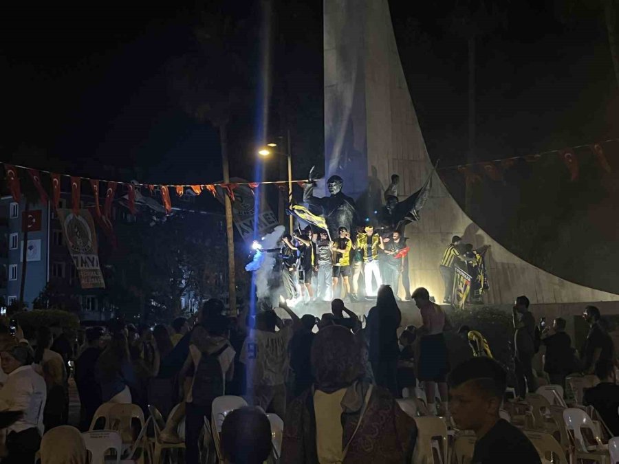 Fenerbahçe’nin Şampiyonluğu Meşaleler Ve Bayraklarla Kutlandı