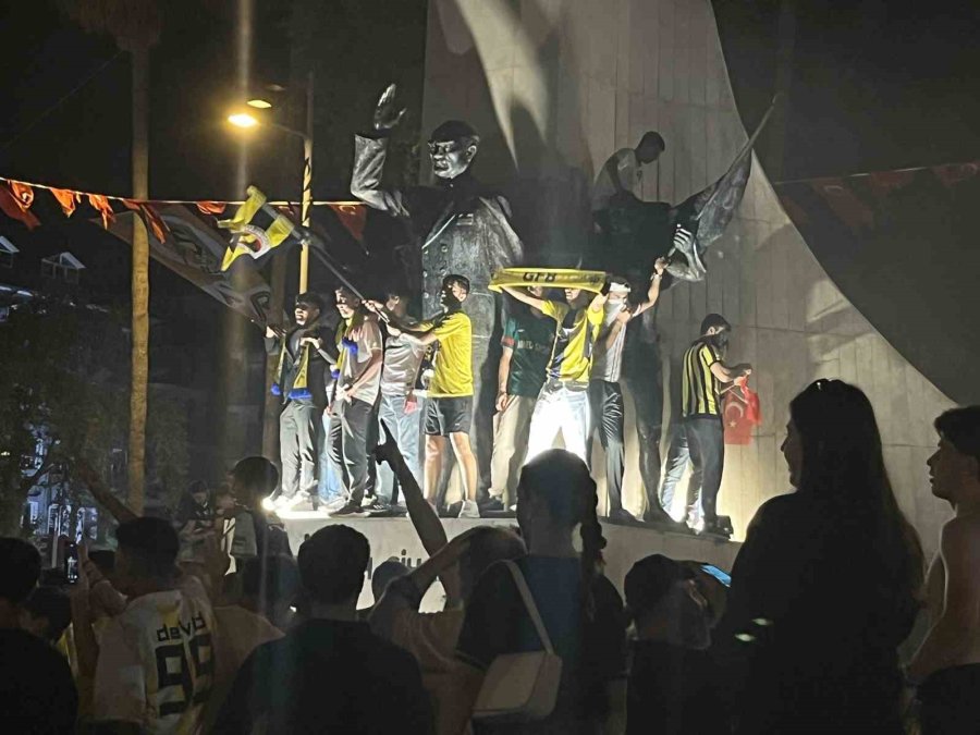 Fenerbahçe’nin Şampiyonluğu Meşaleler Ve Bayraklarla Kutlandı