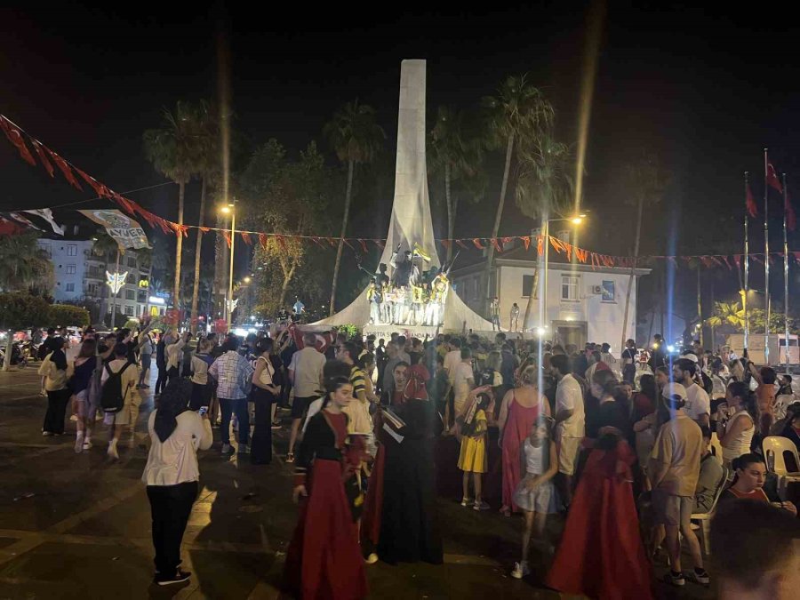 Fenerbahçe’nin Şampiyonluğu Meşaleler Ve Bayraklarla Kutlandı