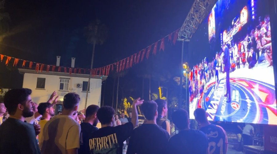 Fenerbahçe’nin Şampiyonluğu Meşaleler Ve Bayraklarla Kutlandı