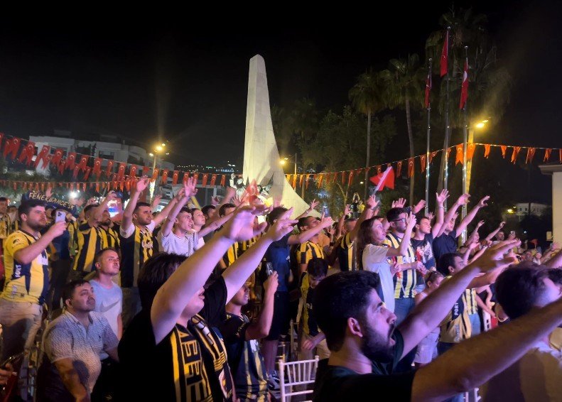 Fenerbahçe’nin Şampiyonluğu Meşaleler Ve Bayraklarla Kutlandı