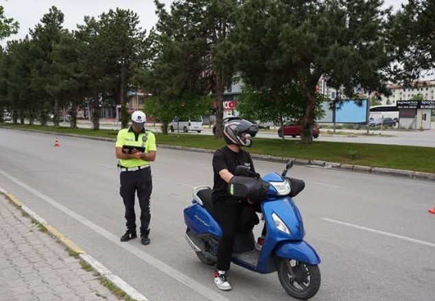 Isparta’da Asayiş Ve Trafik Uygulamasında 10 Araç Sürücüsüne Ceza