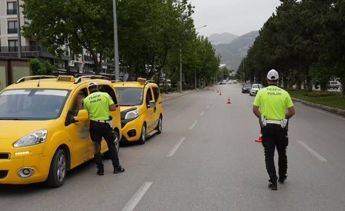 Isparta’da Asayiş Ve Trafik Uygulamasında 10 Araç Sürücüsüne Ceza