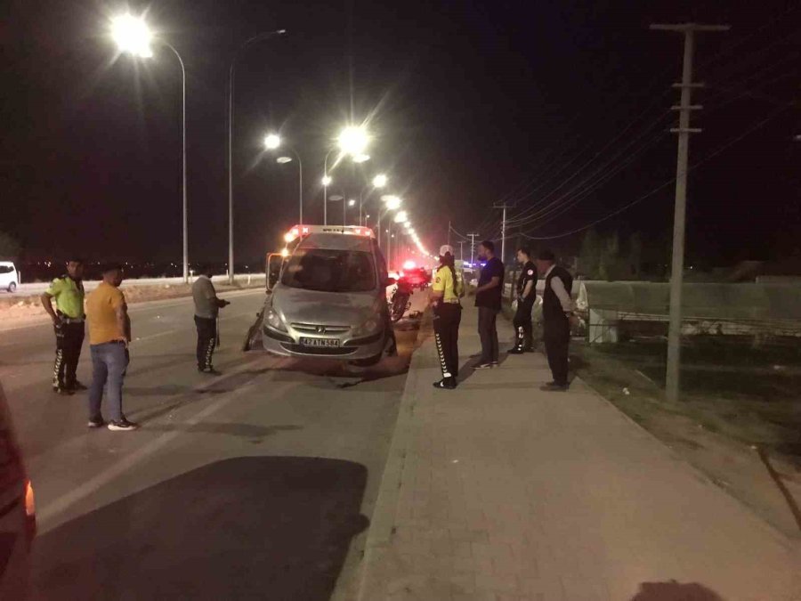 Otomobil Aydınlatma Direğine Çarptı: 1 Ölü