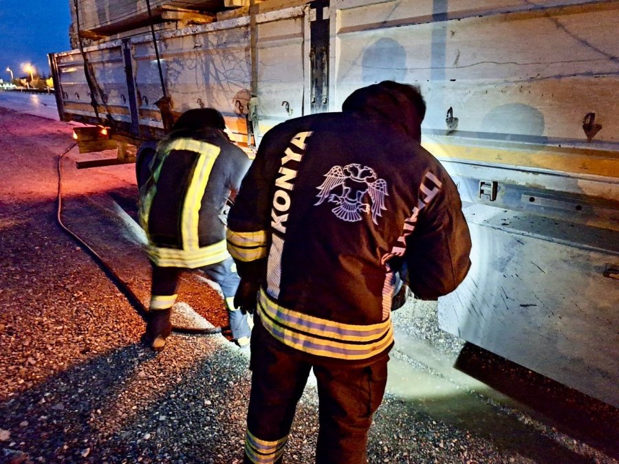 Kereste Yüklü Tırdan Dumanlar Yükseldi, İtfaiye Müdahale Etti