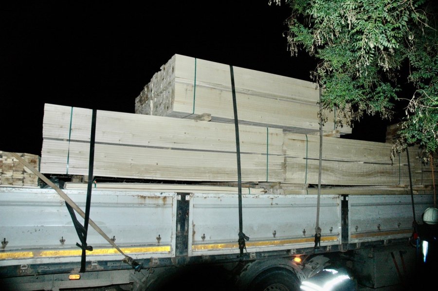 Kereste Yüklü Tırdan Dumanlar Yükseldi, İtfaiye Müdahale Etti