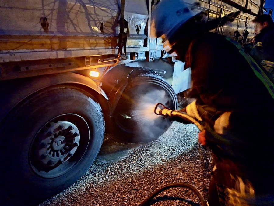 Kereste Yüklü Tırdan Dumanlar Yükseldi, İtfaiye Müdahale Etti