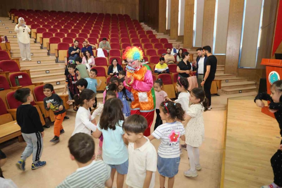 Anaokulu Öğrencileri Doktora Tezlerini Oyladı