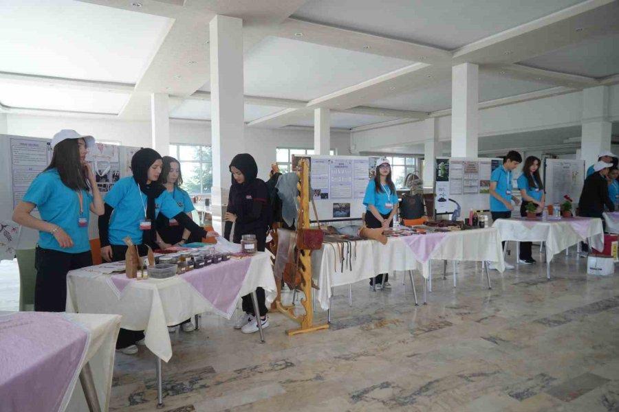 Niğde’de Öğrenciler Geliştirdikleri Faydalı Projeleri Tanıttı