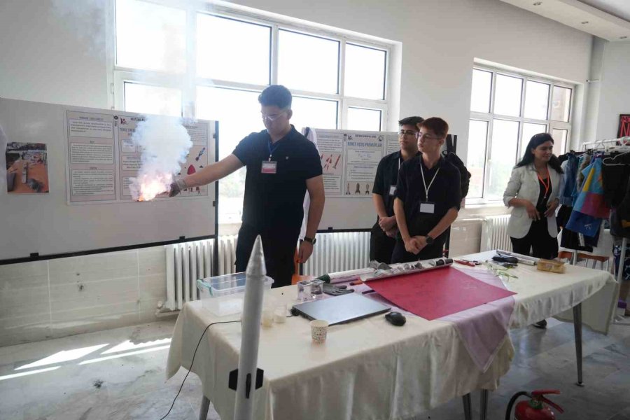 Niğde’de Öğrenciler Geliştirdikleri Faydalı Projeleri Tanıttı