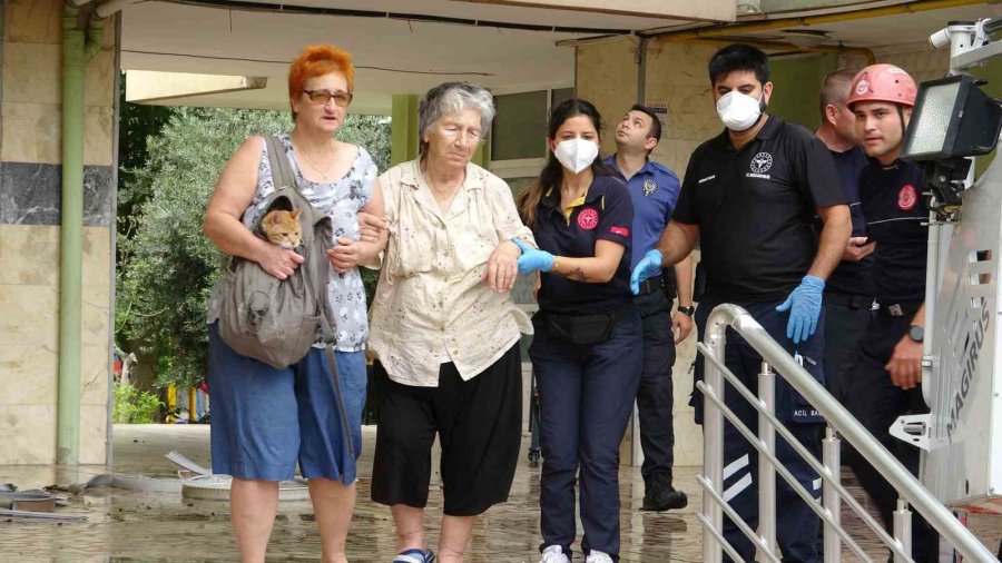 Antalya’da 15 Katlı Apartmanda Çıkan Yangında Adeta Can Pazarı Yaşandı