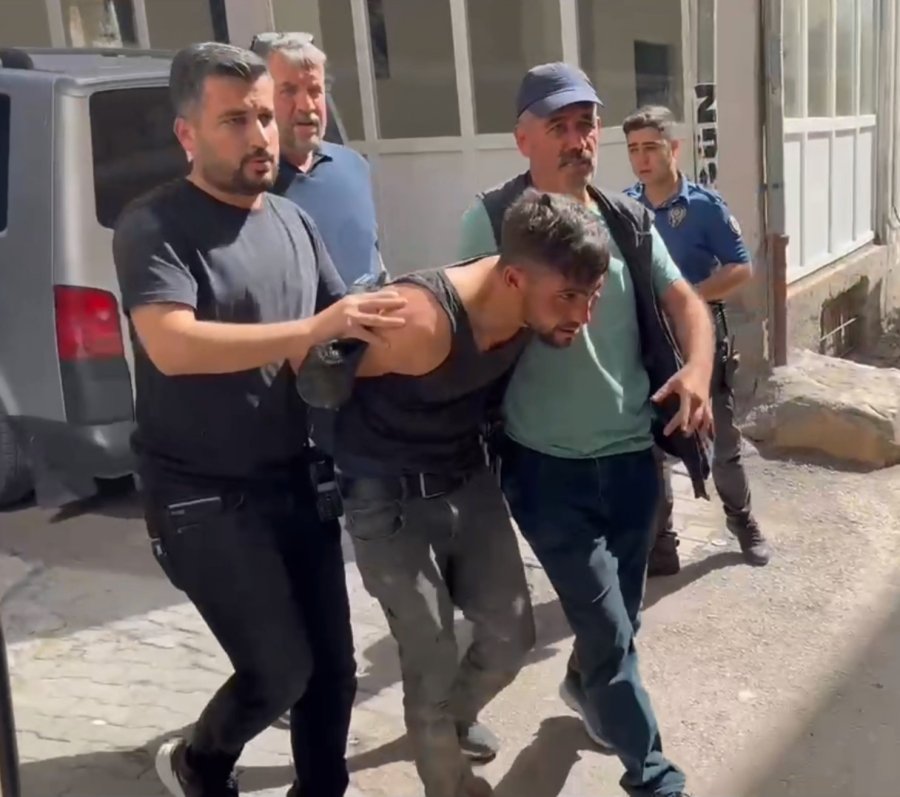 Çocuğu Araçtan Attı, Aracı Çalıp Kaçtı