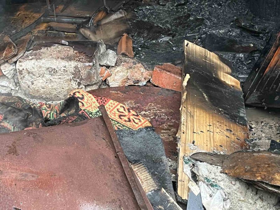 Köy Ekmeği Yapan Kadınlar, Ateşi Söndürmeden Gidince Boş Bina Alev Aldı