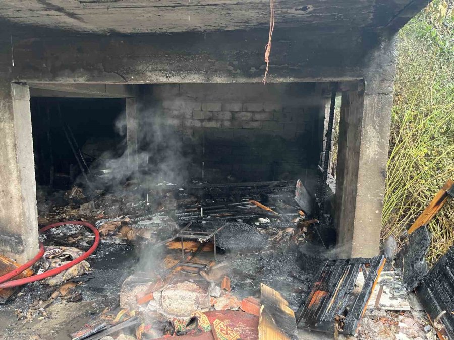 Köy Ekmeği Yapan Kadınlar, Ateşi Söndürmeden Gidince Boş Bina Alev Aldı