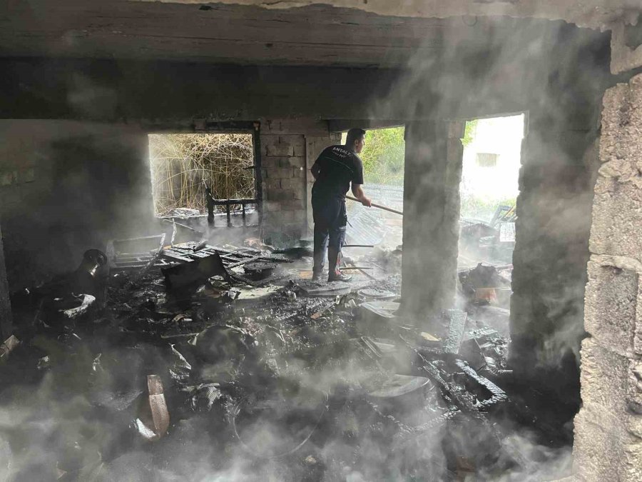 Köy Ekmeği Yapan Kadınlar, Ateşi Söndürmeden Gidince Boş Bina Alev Aldı