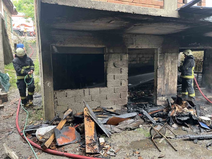 Köy Ekmeği Yapan Kadınlar, Ateşi Söndürmeden Gidince Boş Bina Alev Aldı