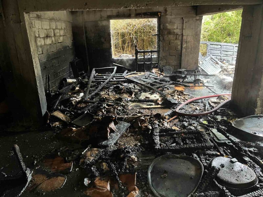 Köy Ekmeği Yapan Kadınlar, Ateşi Söndürmeden Gidince Boş Bina Alev Aldı