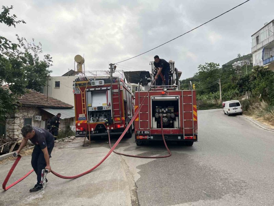 Köy Ekmeği Yapan Kadınlar, Ateşi Söndürmeden Gidince Boş Bina Alev Aldı