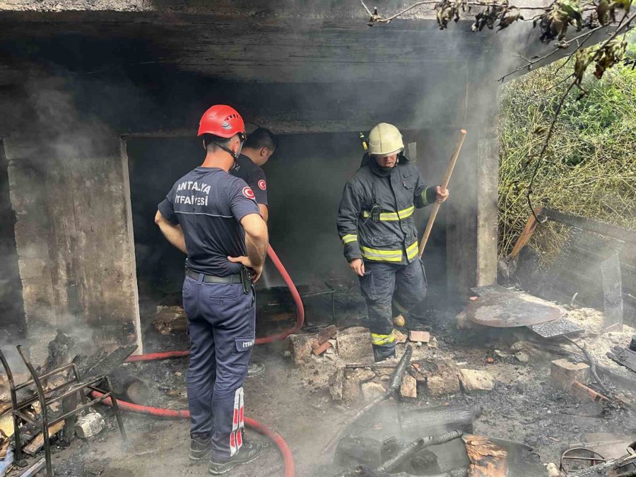 Köy Ekmeği Yapan Kadınlar, Ateşi Söndürmeden Gidince Boş Bina Alev Aldı