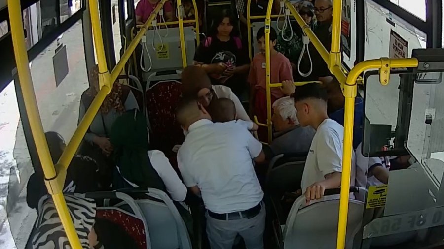 Otobüs Şoförünün Heimlich Manevrası Bebeği Hayatını Kurtardı