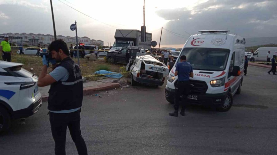 Konya’da Otomobil İle Kamyonet Çarpıştı, Yaşlı Çift Hayatını Kaybetti