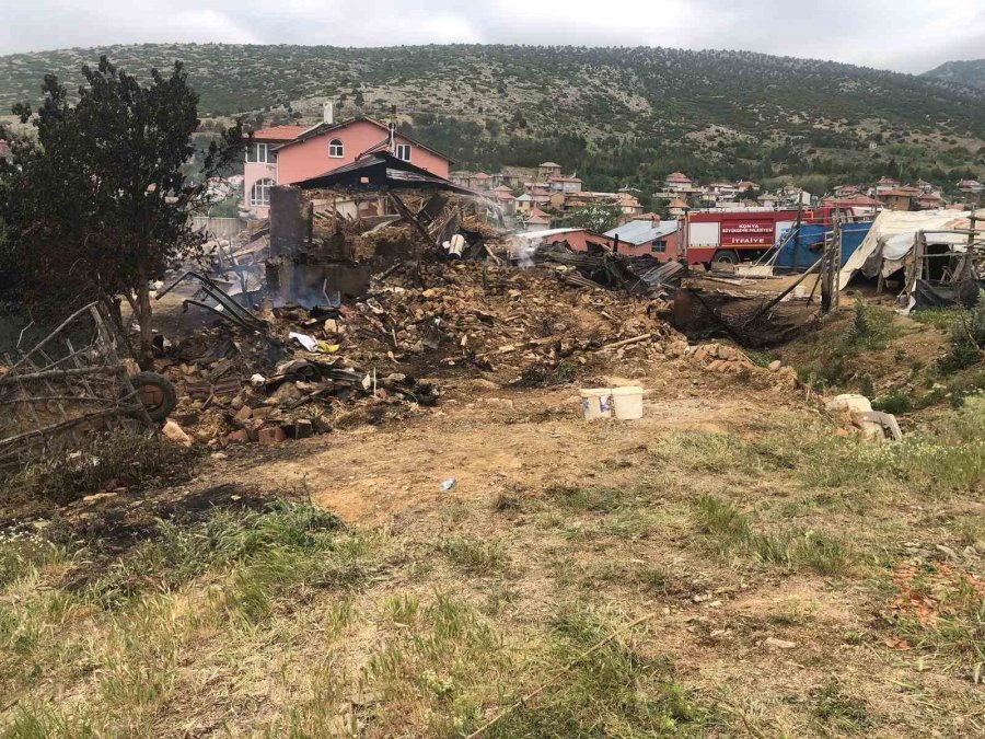 Konya’da Yangında Bir Ev Ve Ahır Kül Oldu