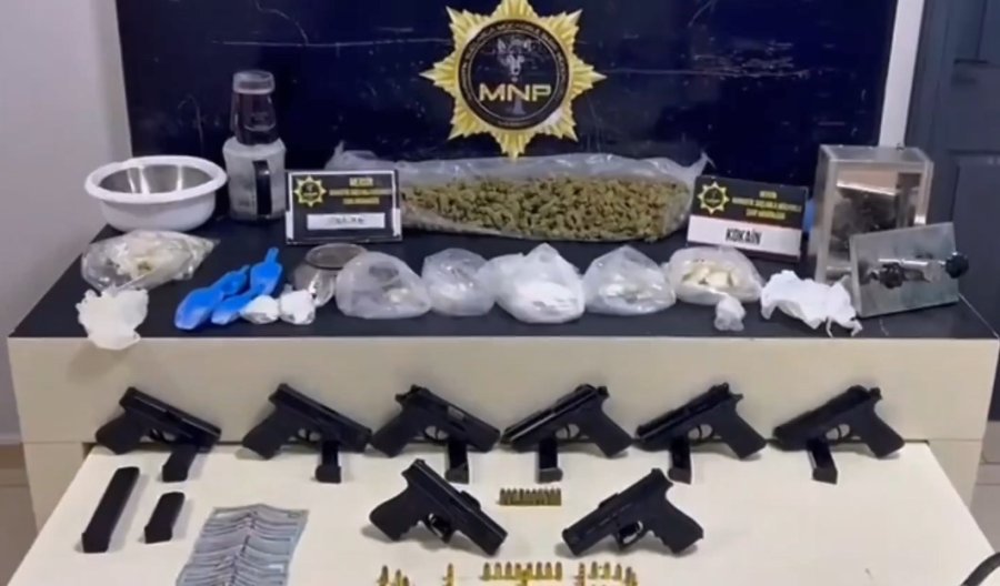 Uyuşturucu Tacirinin Zulası Şaşırttı: Kokain, Esrar Ve Silahlar Ele Geçirildi