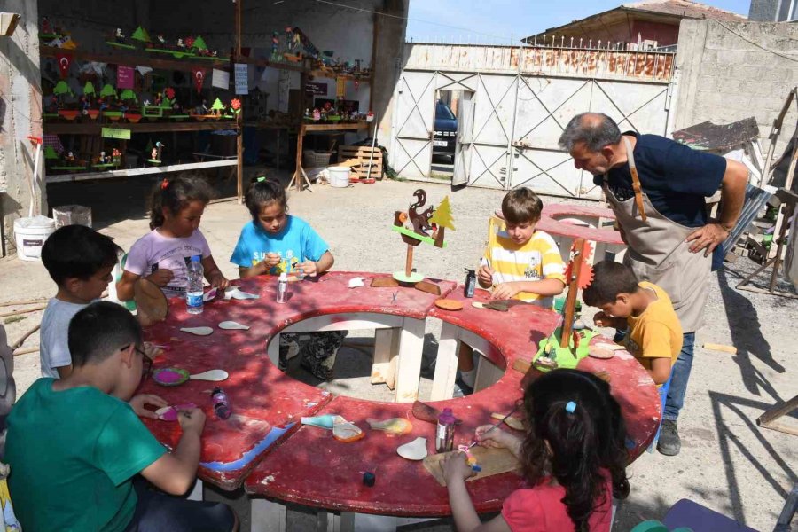 Baba, Oğul Ahşabı Oyuncağa Dönüştürüyor
