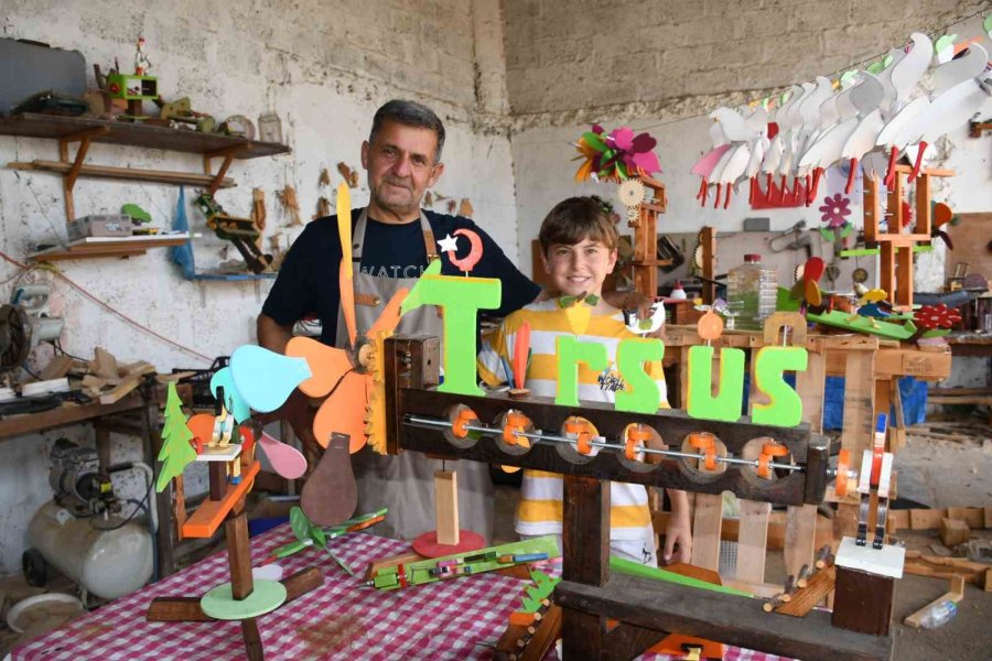 Baba, Oğul Ahşabı Oyuncağa Dönüştürüyor
