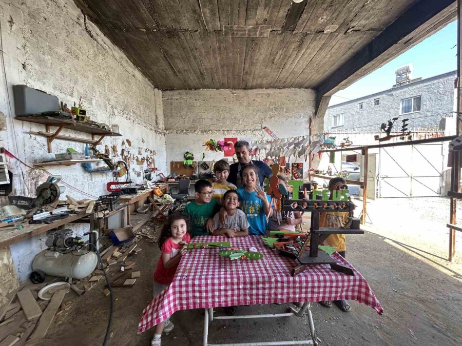 Baba, Oğul Ahşabı Oyuncağa Dönüştürüyor