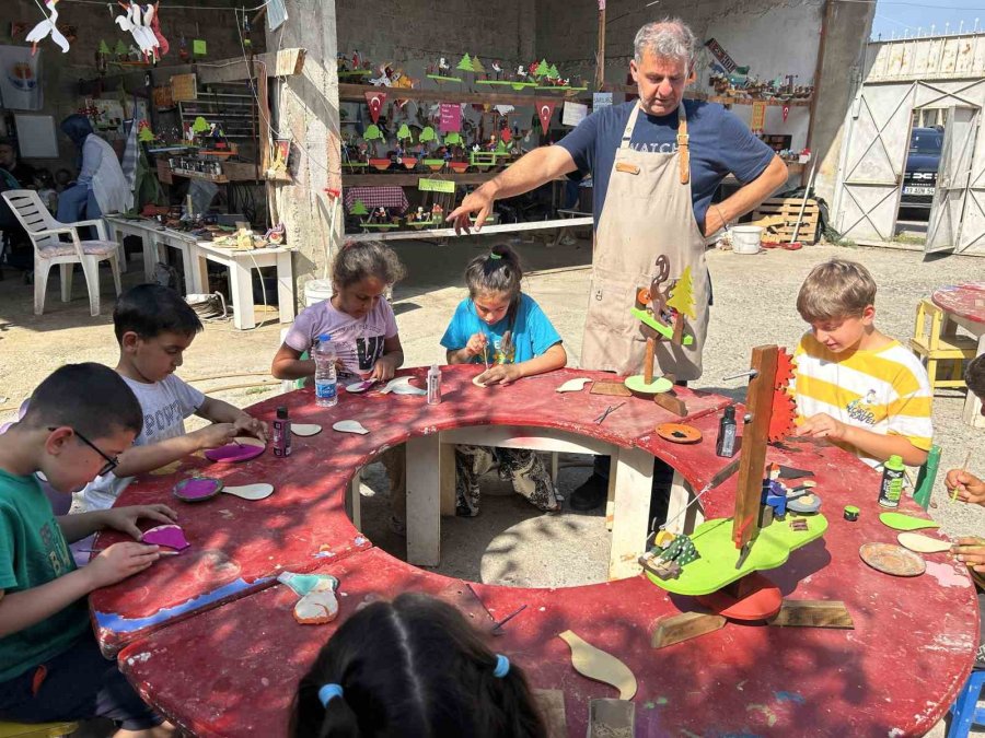 Baba, Oğul Ahşabı Oyuncağa Dönüştürüyor