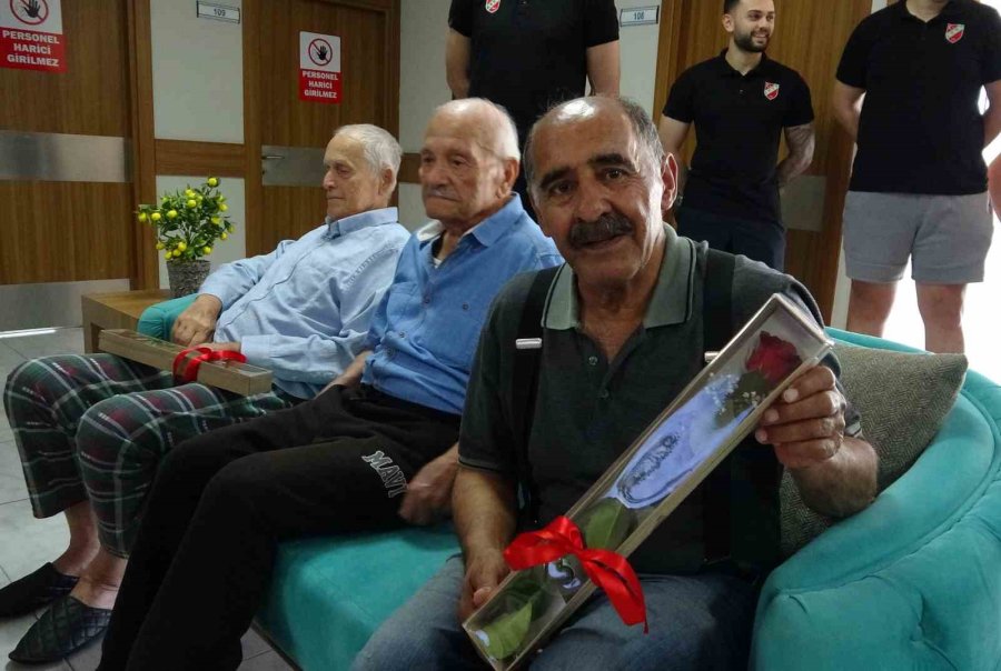 Genç Basketbolculardan Yaş Almışlara Anlamlı Ziyaret