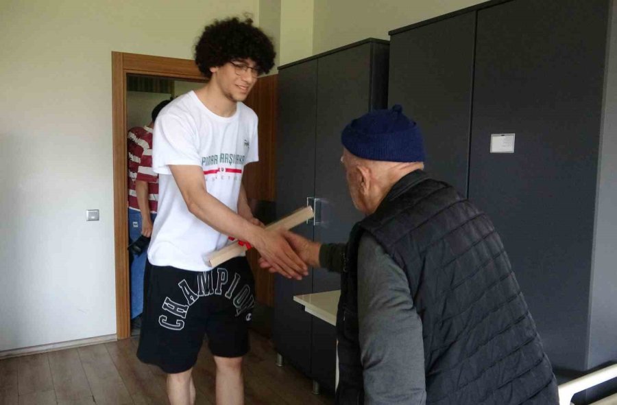 Genç Basketbolculardan Yaş Almışlara Anlamlı Ziyaret