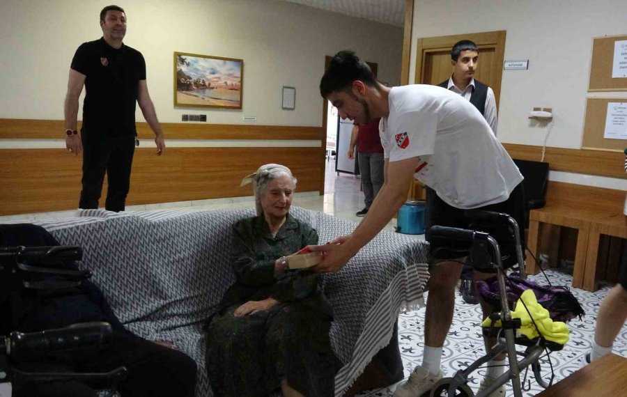 Genç Basketbolculardan Yaş Almışlara Anlamlı Ziyaret
