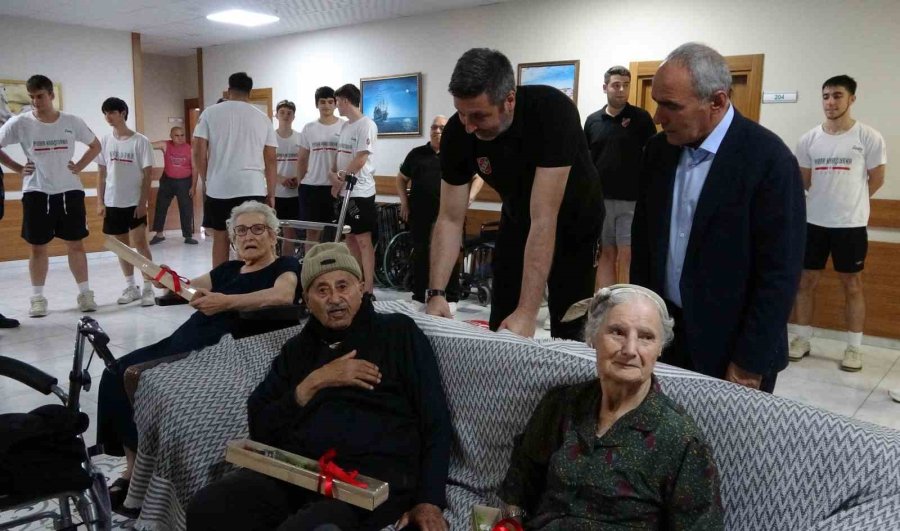 Genç Basketbolculardan Yaş Almışlara Anlamlı Ziyaret