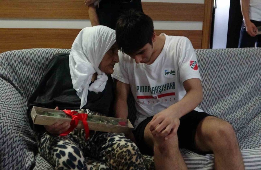 Genç Basketbolculardan Yaş Almışlara Anlamlı Ziyaret