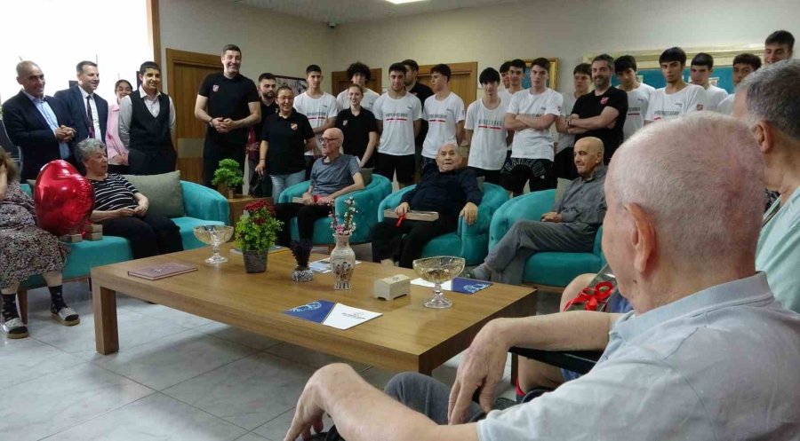 Genç Basketbolculardan Yaş Almışlara Anlamlı Ziyaret