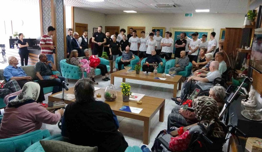 Genç Basketbolculardan Yaş Almışlara Anlamlı Ziyaret