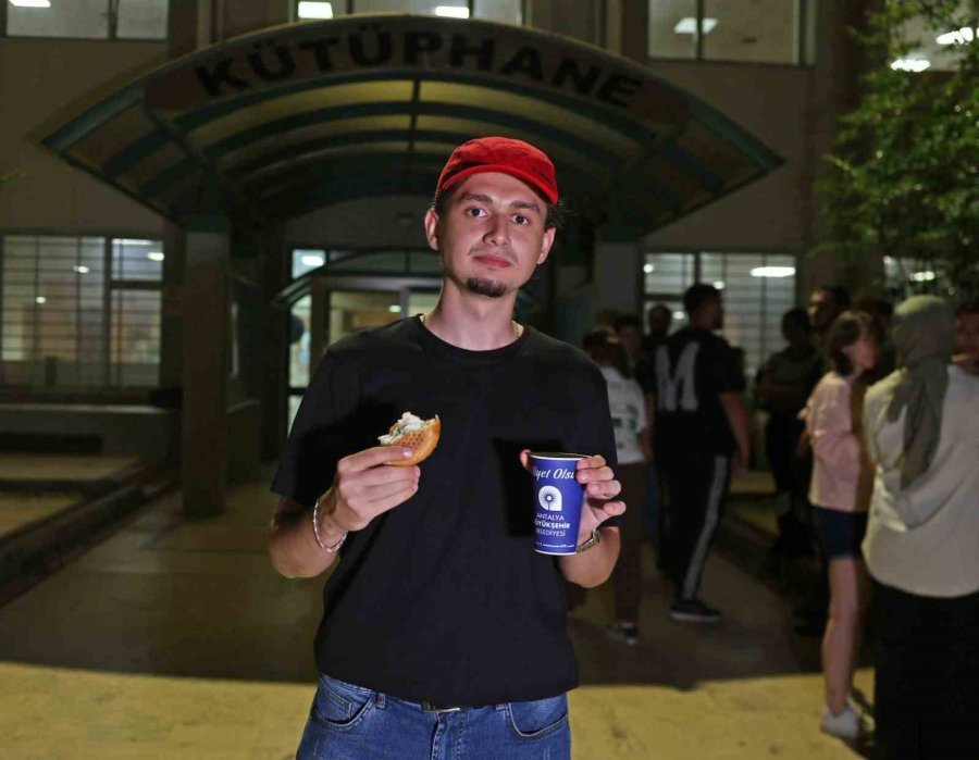 Antalya Büyükşehir Belediyesi’nden Final Haftasında Öğrencilere Çorba İkramı