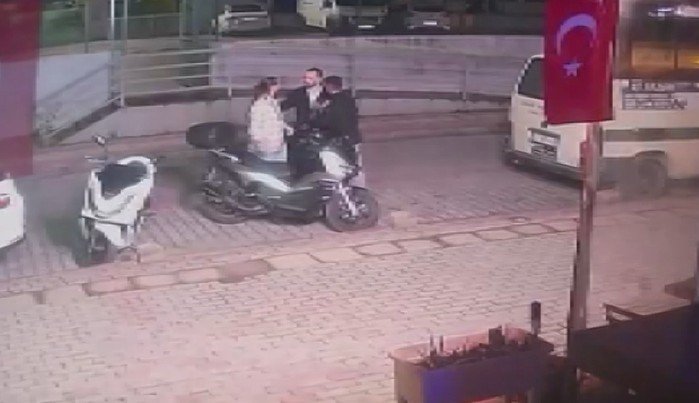 Sokakta Tartıştığı Kişilerin Üzerine Otomobil Sürdü, Gaza Basıp Kaçtı