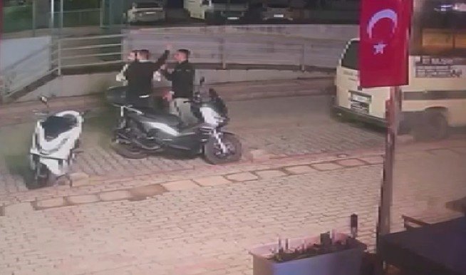 Sokakta Tartıştığı Kişilerin Üzerine Otomobil Sürdü, Gaza Basıp Kaçtı