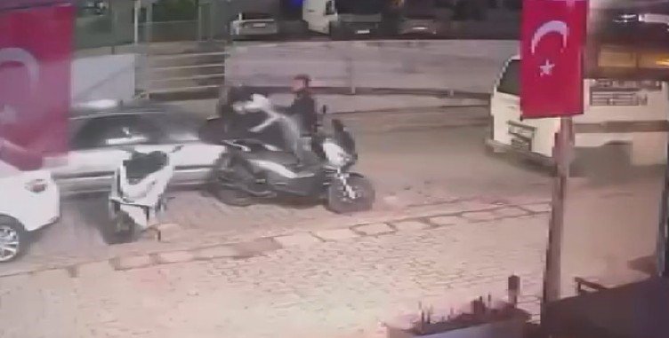 Sokakta Tartıştığı Kişilerin Üzerine Otomobil Sürdü, Gaza Basıp Kaçtı