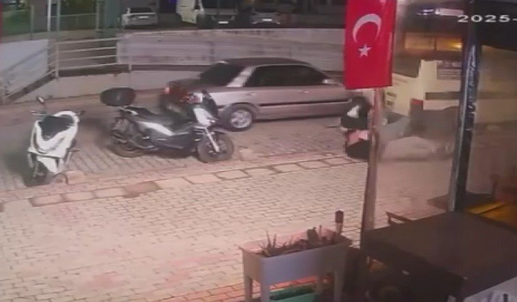 Sokakta Tartıştığı Kişilerin Üzerine Otomobil Sürdü, Gaza Basıp Kaçtı