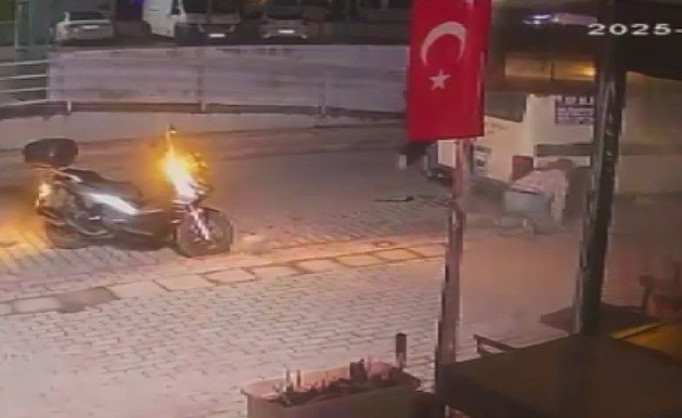 Sokakta Tartıştığı Kişilerin Üzerine Otomobil Sürdü, Gaza Basıp Kaçtı