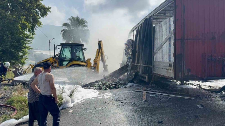 Peçete Yüklü Tır Alev Alev Yandı