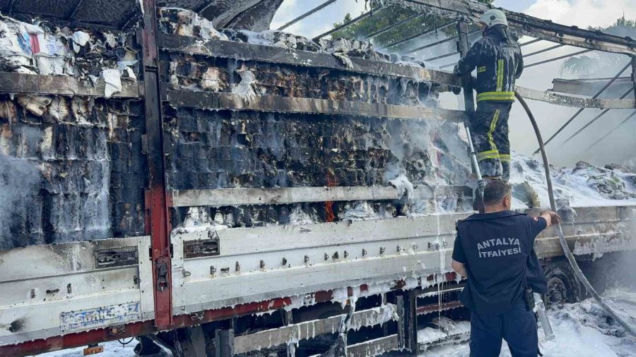 Peçete Yüklü Tır Alev Alev Yandı