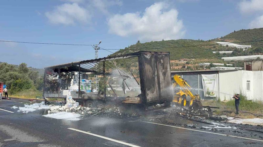 Peçete Yüklü Tır Alev Alev Yandı