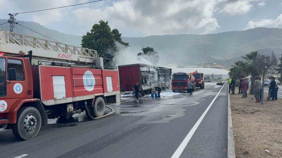 Peçete Yüklü Tır Alev Alev Yandı