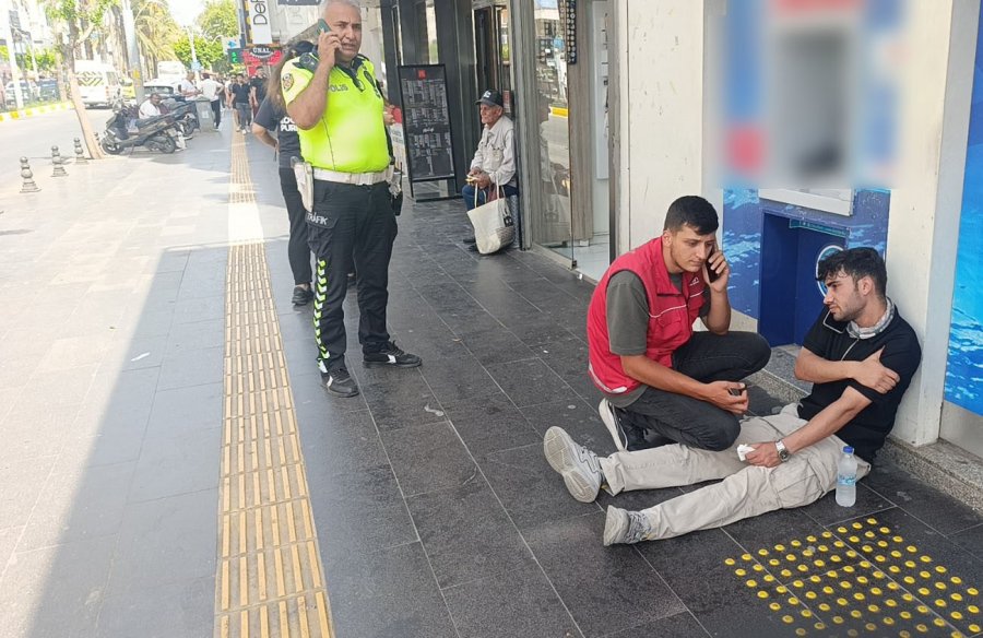 Manavgat’ta Motosikletli Kurye Yaya Geçidinde Anne Ve Kızına Çarptı: 3 Yaralı