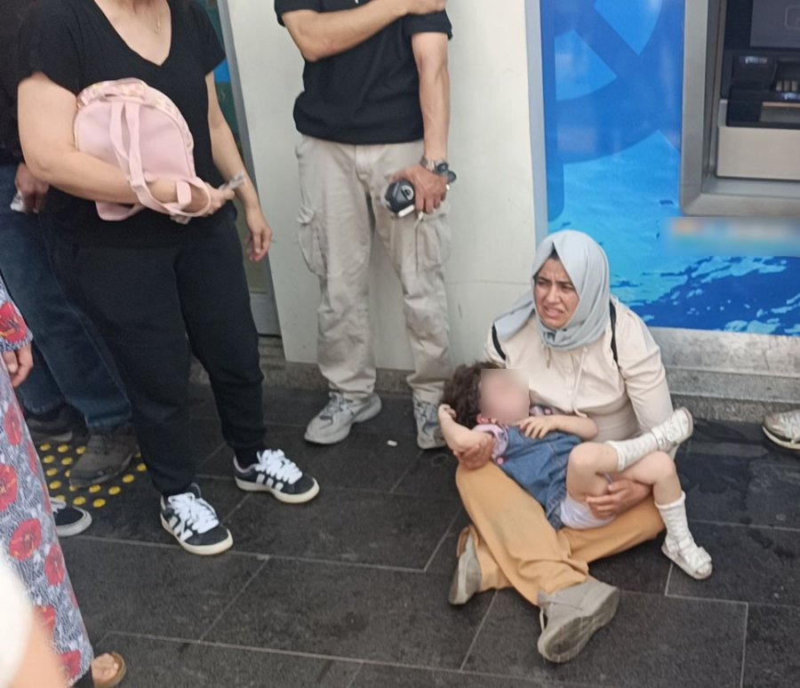 Manavgat’ta Motosikletli Kurye Yaya Geçidinde Anne Ve Kızına Çarptı: 3 Yaralı